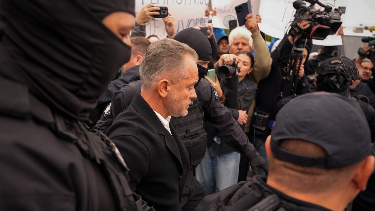 Vladimir Plahotniuc, oligarhul moldovean acuzat de o fraudă bancară de 1 miliard de dolari, este escortat de poliție după ce a fost extrădat din Grecia, unde a fost reținut în iulie, pe Aeroportul Internațional Eugen Doga din Chișinău, Moldova, joi, 25 septembrie 2025, înainte de alegerile parlamentare care vor avea loc pe 28 septembrie.