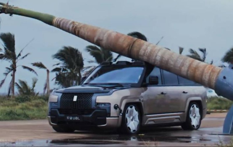 Testul cu palmierul de 2000 kg făcut de BYD pe o mașină de 180.000 de dolari