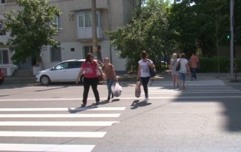 Trecerea de pietoni din două bucăți, grozăvia din Iași. Ce trebuie să facă oamenii ca să traverseze