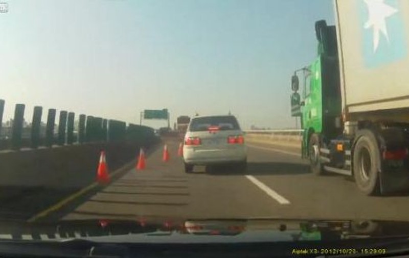 Oricât ai fi de ŞOFER şi tu ai fi procedat la fel! Uite cum poţi să faci accident şi fără să fii vinovat! 