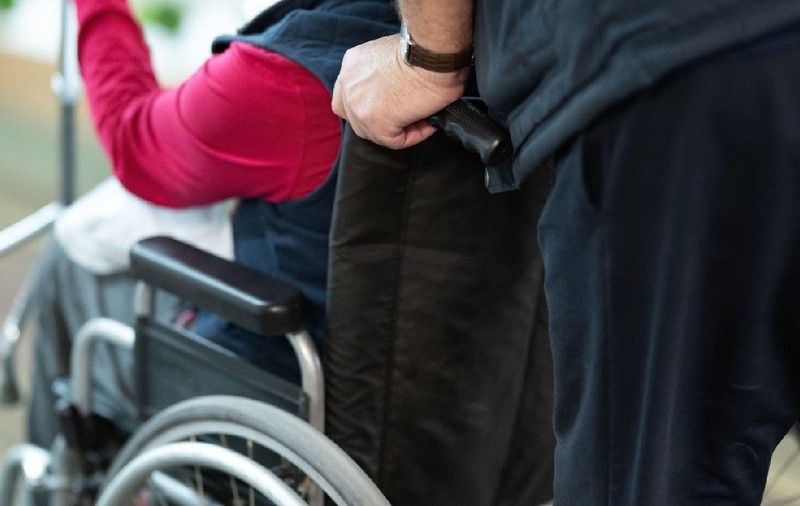Ce valoare are pensia unei badante românce din Italia: „O viață de pușcărie fără gratii”