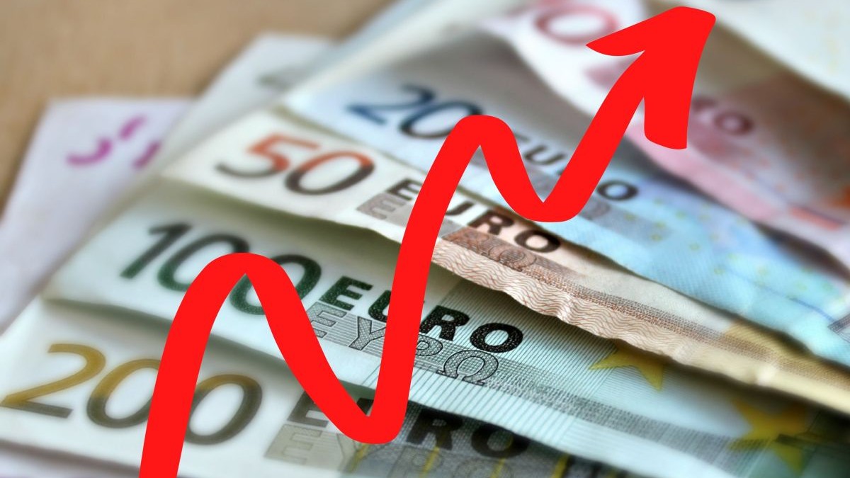 Mai multe bancnote de euro în fundal, iar deasupra lor este o săgeată roșie care indică creșterea valorii euro ca monedă