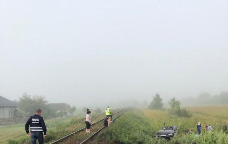 Un tânăr de 20 de ani a murit după ce mașina lui a fost lovită de tren