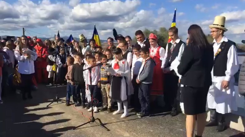 Momentul în care fetița citește poezia în care este lăudat primarul din Teiuș / sursă foto: captură video Alba24.ro