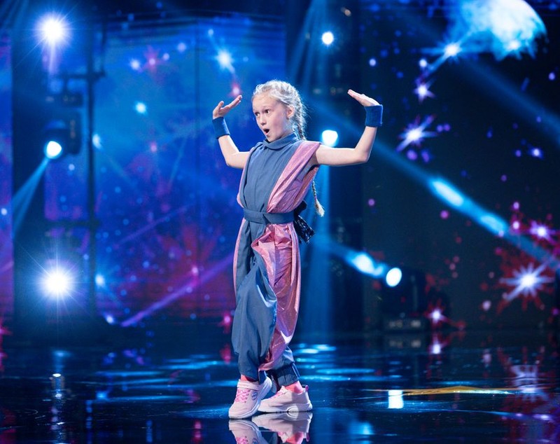 Xenia Balteanco, fetița de 9 ani care a făcut spectacol pe scena „Românii au talent”. I-a lăsat mască pe jurați. „Este de nivelul unui dansator profesionist”