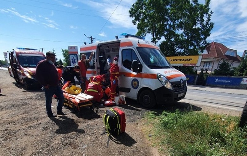 VIDEO| Şapte persoane au fost rănite în urma ciocnirii dintre un tir şi un microbuz