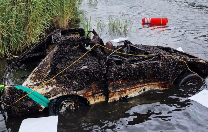 Un Ford Escort Coupé a fost scos dintr-un râu după zeci de ani, în Germania. Mașina zăcea la aproape 4 metri adâncime