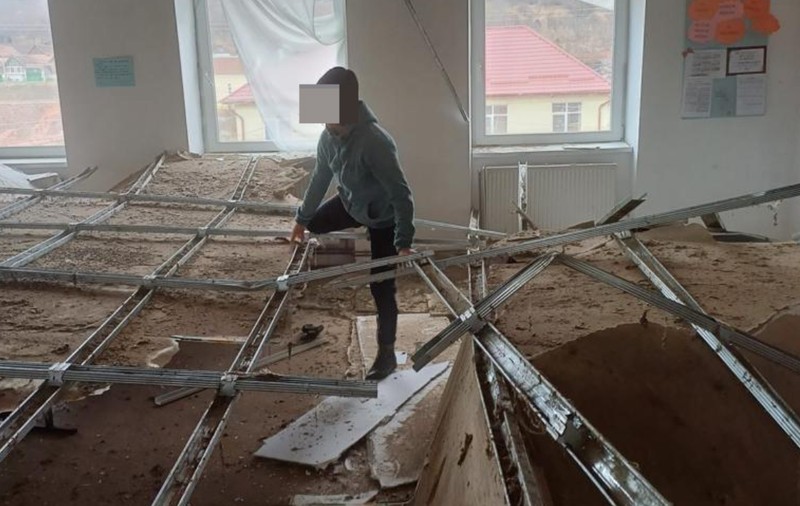 Patru elevi au fost răniți, după ce tavanul sălii de clasă a căzut peste ei. Incidentul a avut loc la o școală din Loamneş