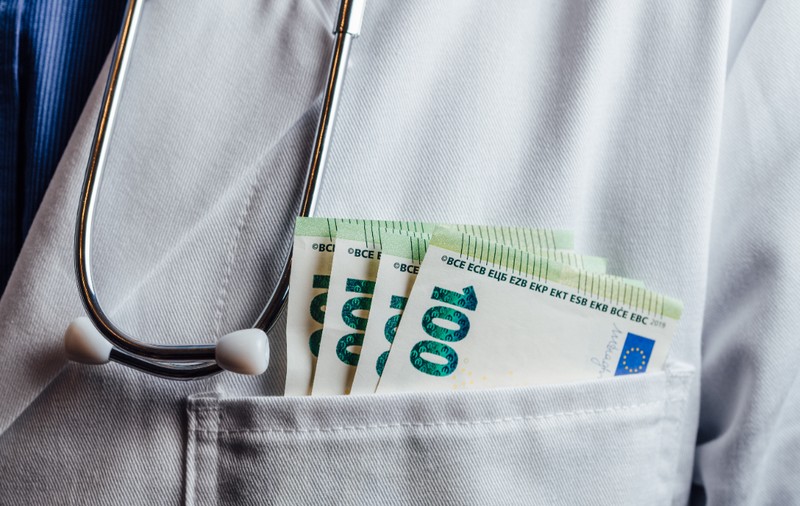 Cinci medici de la spitalul din Bolintin, Giurgiu, au fost reținuți pentru luare de mită. Ce au descoperit anchetatorii la percheziții