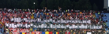 Mesajul brigăzii ULT*RAS 2002, la un meci al Stelei din Ghencea. FOTO: ultras.ro