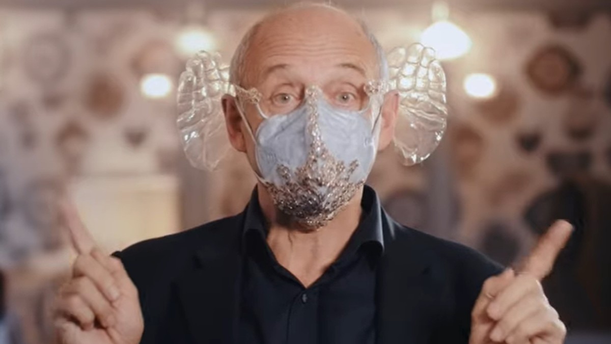VIDEO | Mască pentru îmbunătățirea acusticii muzicii, inventată de un dirijor din Ungaria. Cât costă