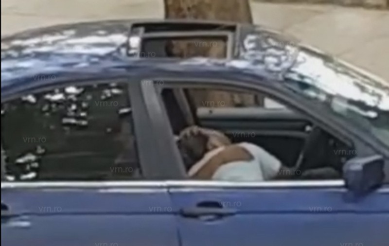 Scene fierbinți lângă Inspectoratul Județean de Poliție din Vaslui. Doi tineri au făcut sex într-o mașină sub nasul oamenilor legii | VIDEO