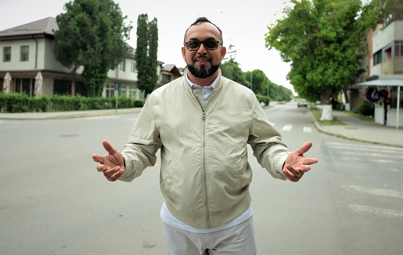 PORTRET. Un bărbat cu dizabilități din Făurei schimbă destinele tinerilor romi, pe care îi convinge să meargă la facultate: „Avem astăzi ingineri, medici”