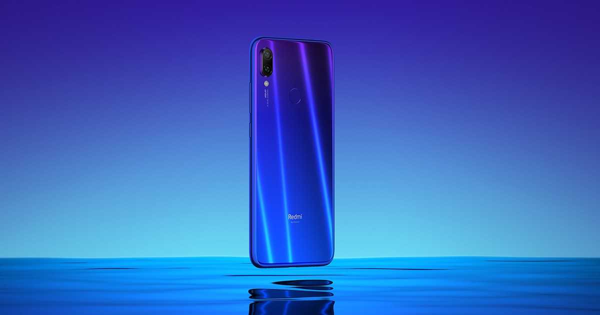 Xiaomi a lansat un smartphone cu cameră de 48 de megapixeli. Xiaomi Redmi Note 7 albastru pe culoare bleu de fundal