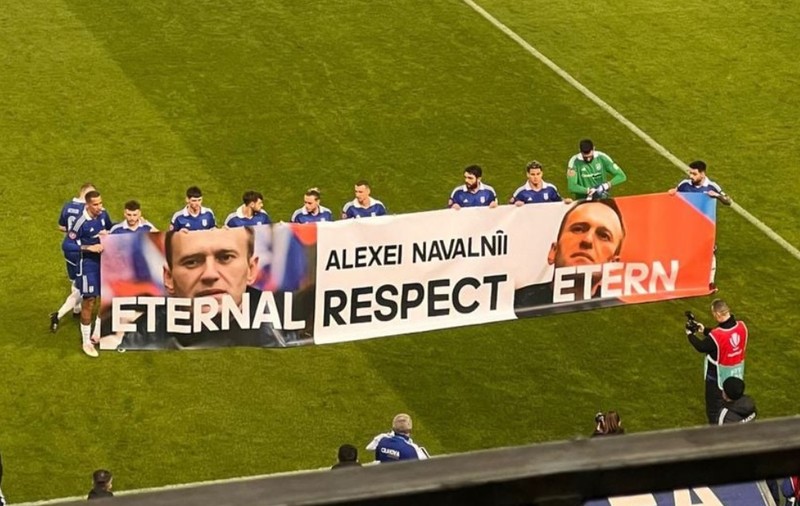 Meciul FCU Craiova – CFR Cluj a început cu un moment de reculegere în memoria lui Aleksei Navalnîi. Adrian Mititelu: „Români, bucurați-vă de libertate”
