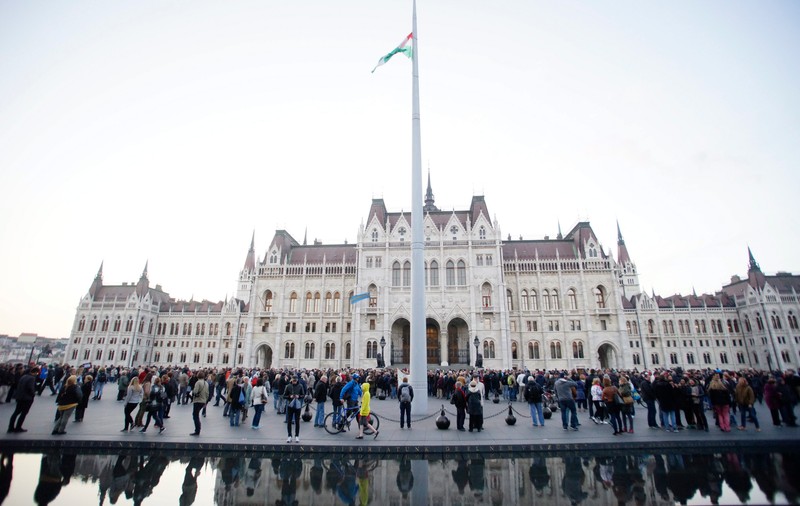 Proteste în Budapesta. Cel mai mare ziar de opoziție din Ungaria a fost închis