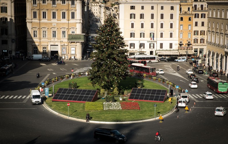 Scandal la Roma din cauza bradului de Crăciun cu energie solară, din centrul orașului. Criticii spun că panourile solare arată „urât”