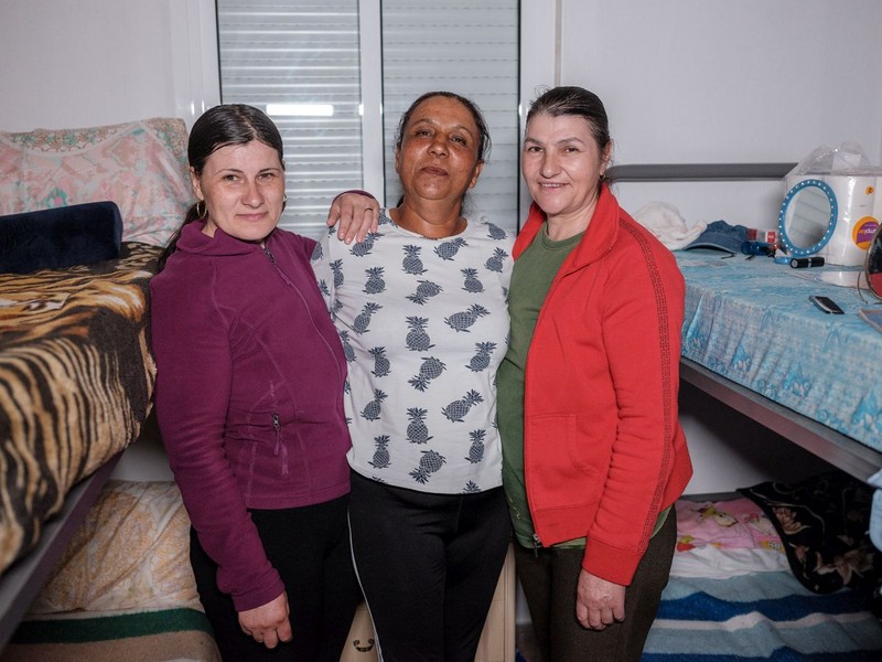 Stela, Elena și Vasilica, în camera pe care o împart în Palos de la Frontera
