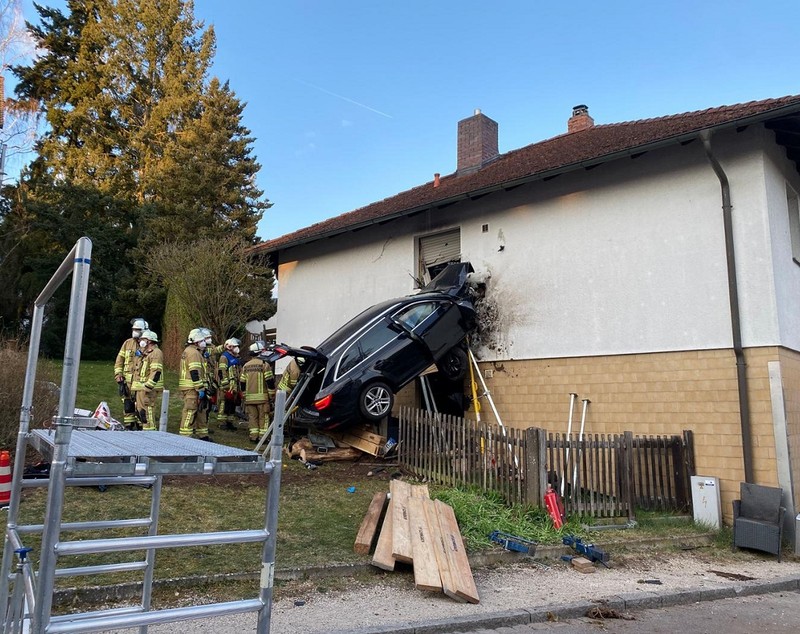 VIDEO| Un șofer care a vrut să se sinucidă s-a înfipt cu un Audi în primul etaj al unei case, în Germania