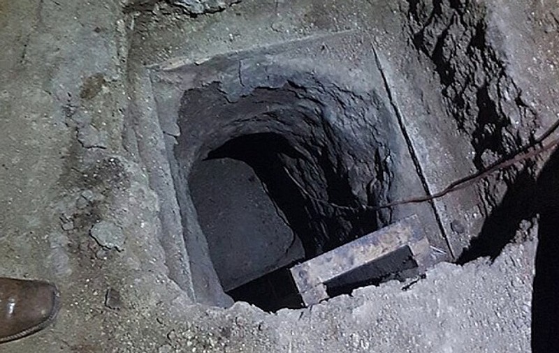 Evadare ca în filme: Numeroși deținuți au evadat printr-un tunel pe care l-au săpat pe sub zidul închisorii