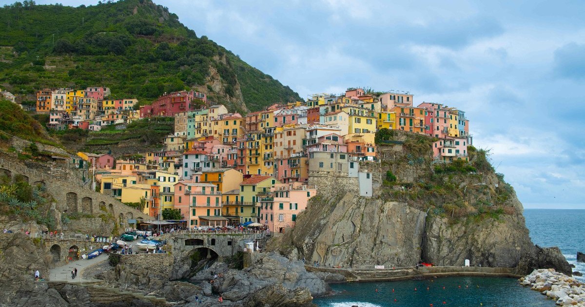 O vedere a regiunii Cinque Terre, inclusă în Lista Patrimoniului Mondial UNESCO, ca peisaj cultural care atrage vizitatori cu frumusețea sa