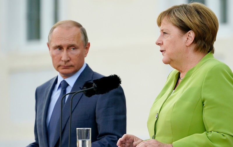 Putin ar fi discutat cu Merkel despre ”producția comună de vaccinuri” anti-Covid, susține Kremlinul