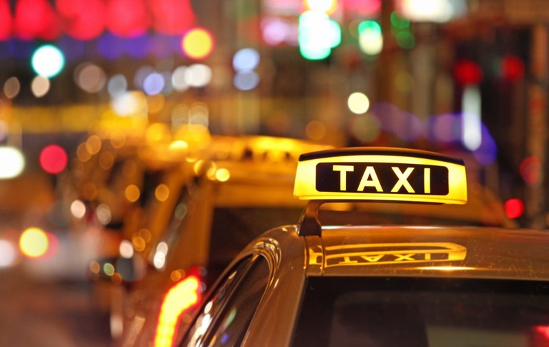 Un taximetrist a fost amenințat cu cuțitul de un client. Agresorul a fugit cu mașina