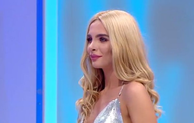 O concurentă de la "Bravo ai stil" a venit fără chiloți pe ea. I s-a mai rupt și rochia