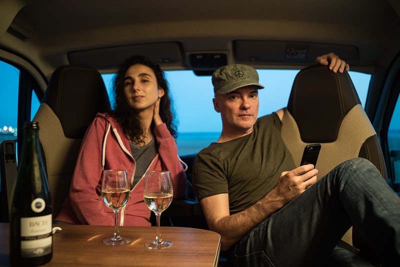 Jurnalista Elena Stancu și fotograful Cosmin Bumbuț în autorulota cu care călătoresc prin Europa. Spania, 6 februarie 2019