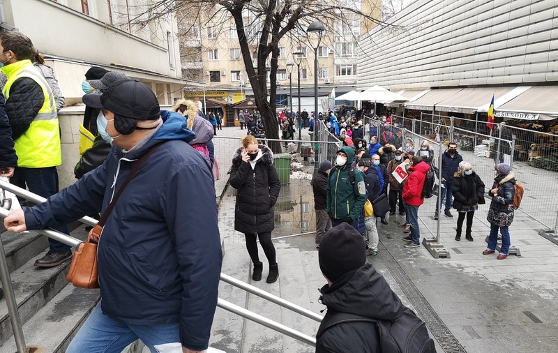 Sute de bucureșteni din sectorul 1, blocați la coada pentru plata impozitelor. ”Este bătaie de joc!”. Ce spune primăria