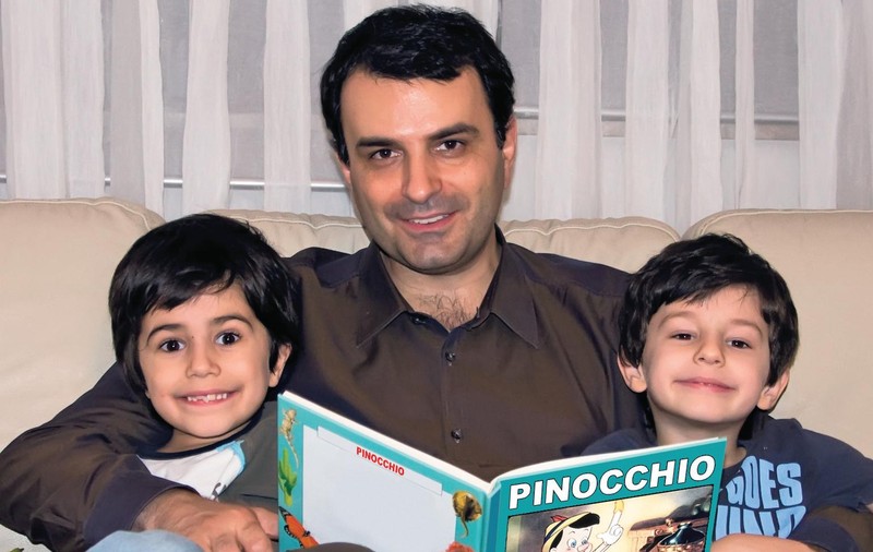 Povestea lui Lucian Mândruţă pentru fiii lui, Mihai (7 ani) şi Matei (5 ani)