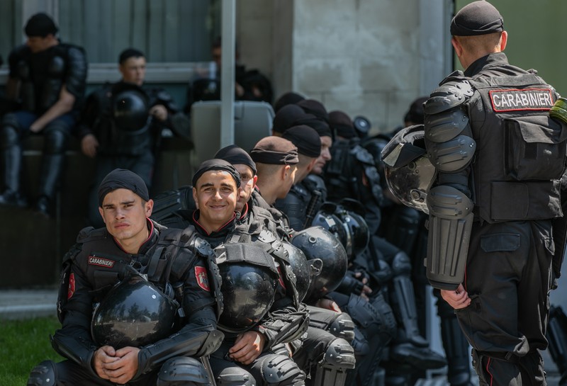 Carabinierii moldoveni (echivalentul jandarmilor din România) păzesc sediul Guvernului