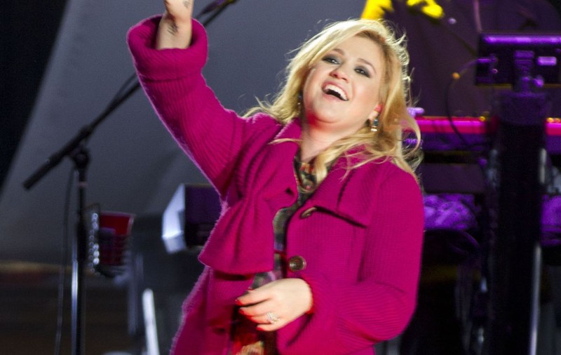 CE FERICIRE! Cântăreaţa KELLY CLARKSON a DEVENIT MĂMICĂ!