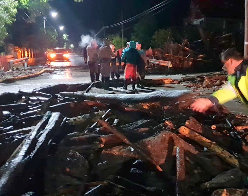 Inundaţii majore în mai multe judeţe din ţară, după ploile torenţiale de joi seară. Oameni izolaţi de ape şi sute de gospodării inundate