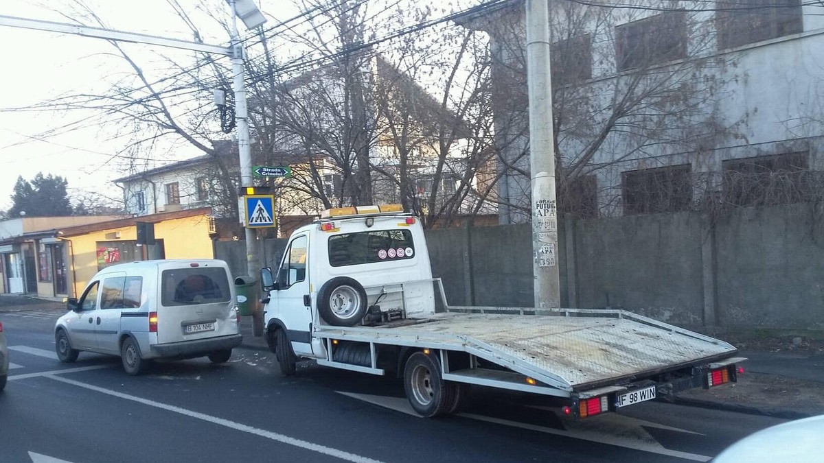 Vlad Voiculescu susține că primăriile au stropit străzile cu o substanță care a redus aderența anvelopelor ca să atragă praful. S-au produs deja două accidente