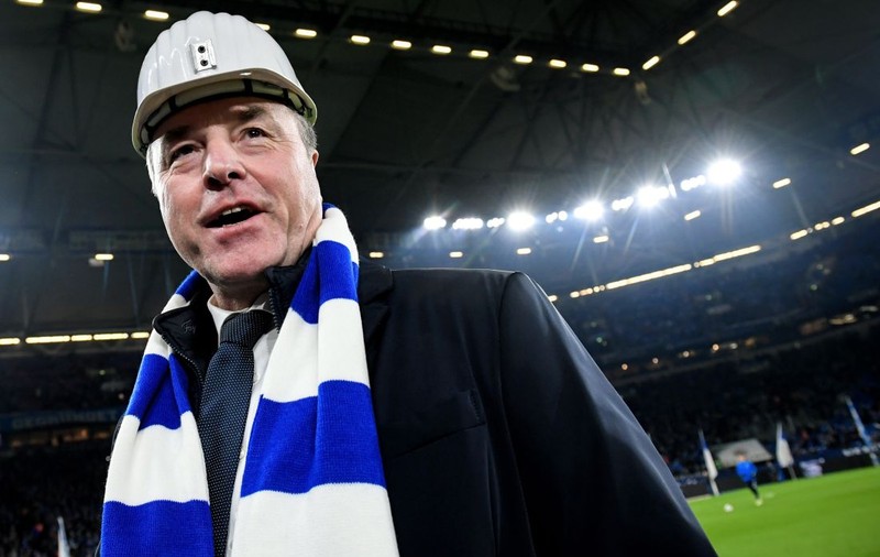 Patronul abatorului în care aproape 1.000 de români s-au îmbolnăvit cu COVID-19 are probleme și cu fanii lui Schalke, echipa pe care o patronează
