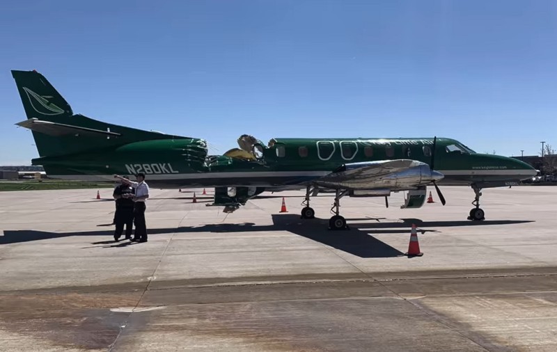 Aproape s-a rupt în două, după ciocnirea cu un alt avion, dar a aterizat în siguranță. Accident neobișnuit în SUA