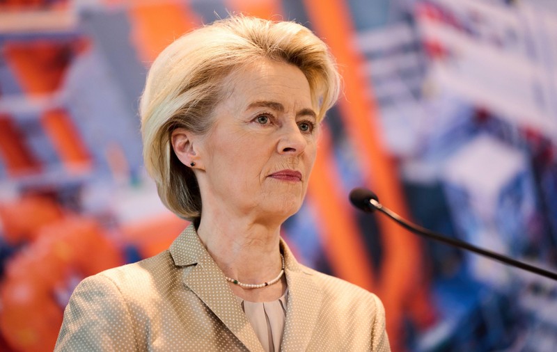 „Ești o criminală!”. Discursul Ursulei von der Leyen, întrerupt de un jurnalist care a vrut să efectueze un „arest cetățenesc” | VIDEO
