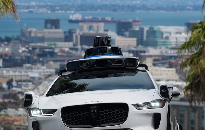 Un robotaxi a ignorat avertismentul autorităților și a intrat pe o șosea inundată complet, unde a fost luat de ape