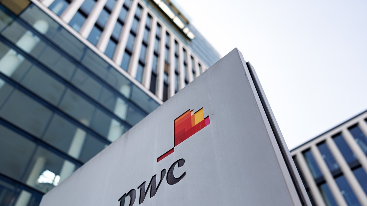 Angajații PricewaterhouseCoopers (PwC) vor fi obligați să vină la birou cel puțin trei zile pe săptămână, în urma unei noi politici a companiei. Foto Profimedia