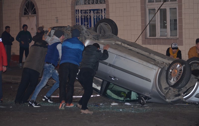 Casa horror unde accidentele se țin lanț! Cinci mașini s-au izbit într-o locuință din Buzău în doar o lună