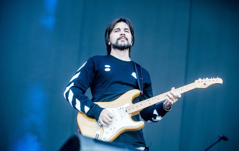 Reacția mamei cântărețului columbian Juanes când a auzit melodia fiului ei în avion