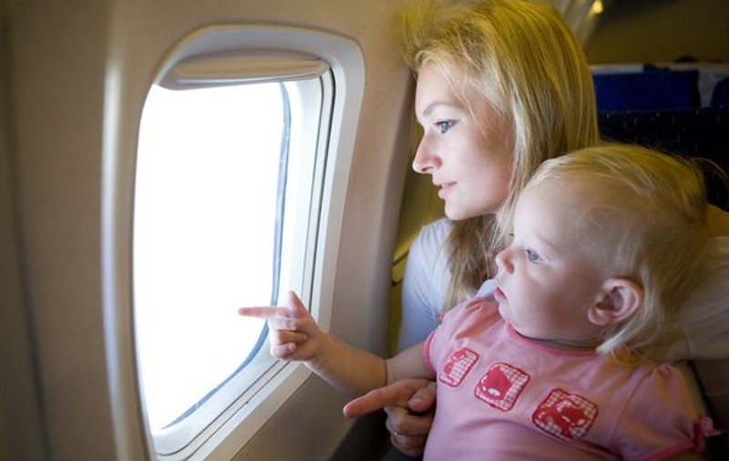 Copilul tău e agitat în avion? Vezi cinci moduri în care poţi să-l linişteşti 