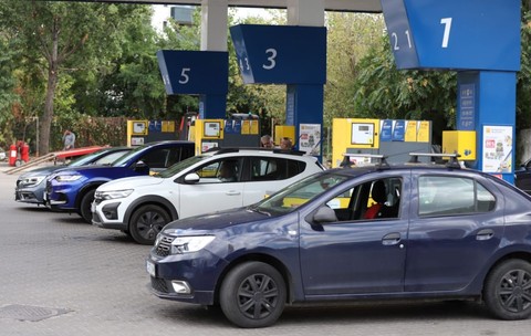 Mai multe mașini, într-o benzinărie din București, 14 septembrie 2026. Poză cu caracter ilustrativ. Foto: Libertatea/ Dumitru Angelescu