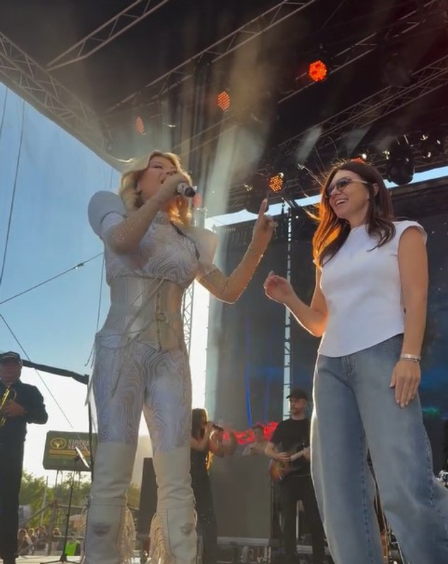 Loredana Groza a făcut spectacol la Cluj după gala TIFF. Nadia Comăneci, Simona Halep și Andreea Esca au urcat pe scenă alături de artistă