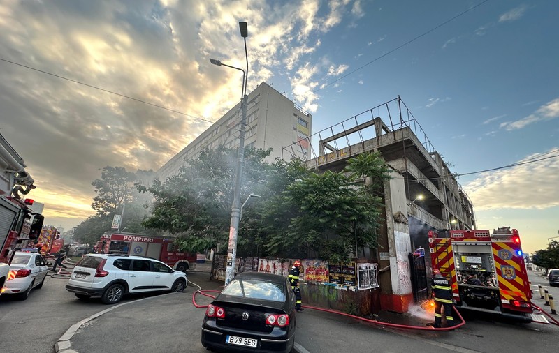 Incendiu cu degajări mari de fum la parterul unei clădiri dezafectate de lângă stadionul Dinamo