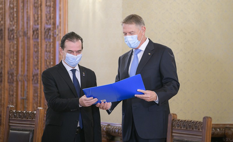 Ludovic Orban i-a înmânat şefului statului documentul cu acordul coaliţiei PNL-USR PLUS şi UDMR. Foto: Administrația Prezidențială