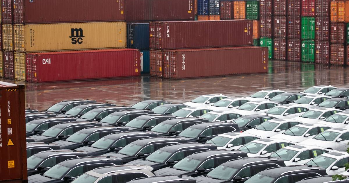 containere si mai multe masini in timpul unui transport maritim