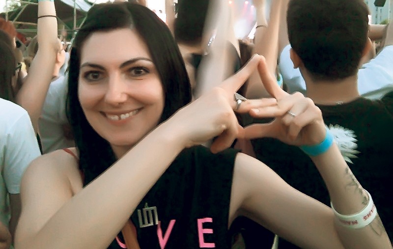 «Mars, te iubesc!» | O româncă stabilită în Italia a venit la Bucureşti pentru concertul trupei ei favorite
