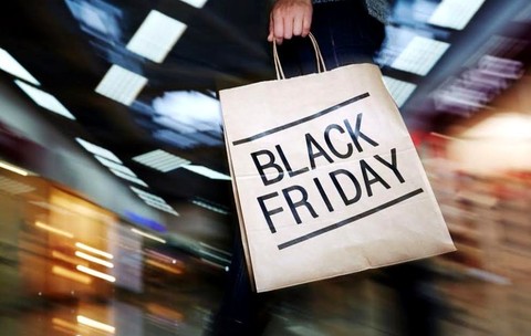 Aparate foto la reducere de Black Friday 